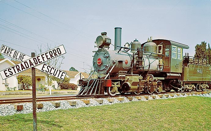 Locomotiva de 1912, em exposição permanente, desde 1965, na Cidade de Deus, representa uma homenagem ao trabalho e ao progresso