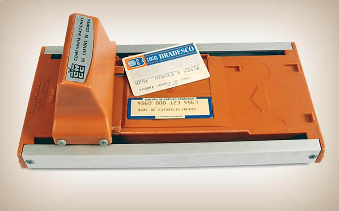 O Cartão Bradesco e a primeira decalcadora de cartão de crédito, utilizada a partir de 1972