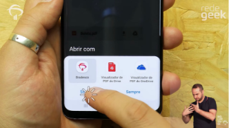 Imagem celular selecionando o pagamento pelo App Bradesco